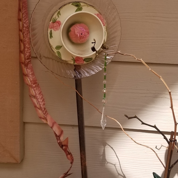 Glass flower suncatchers. Prices $25 to $45 - Picture 8 of 8